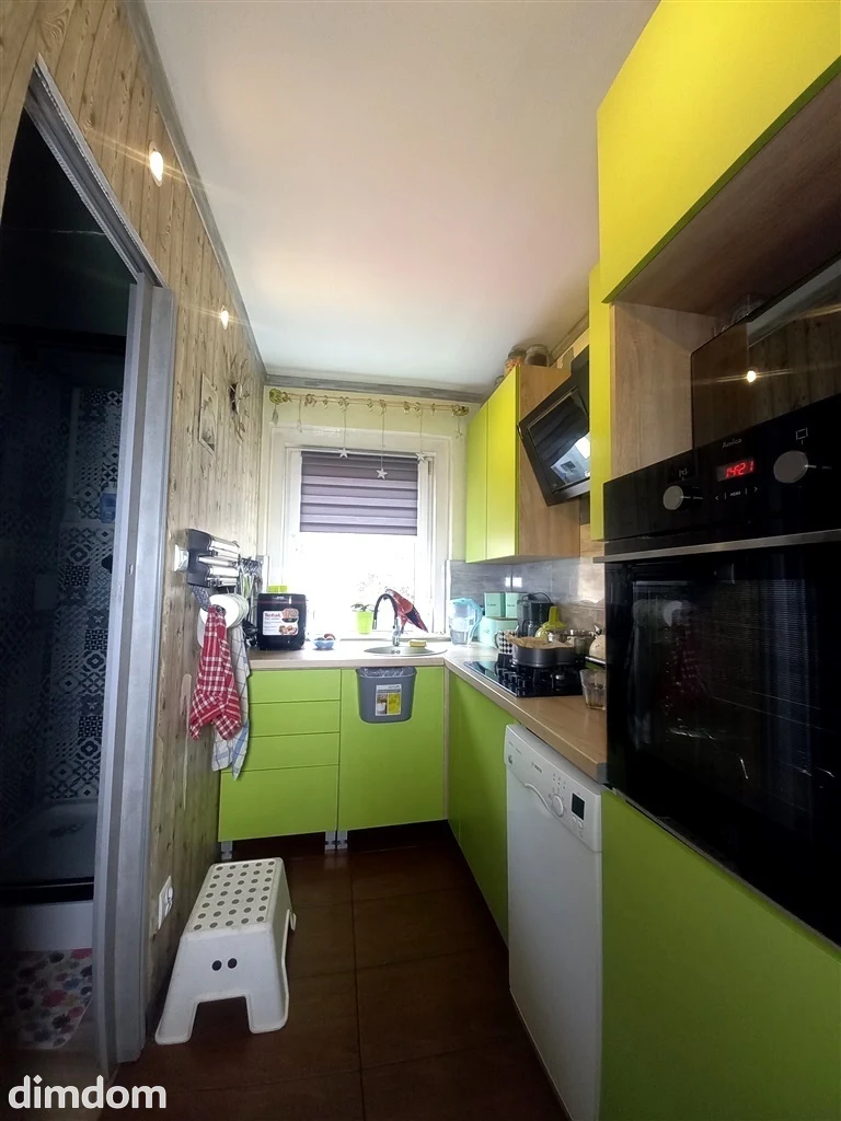 Oferuję do sprzedaży mieszkanie położone na I piętrze kilkurodzinnego budynku w spokojnym zakątku Mieroszowa. Na powierzchnię mieszkalną: 42,40 m2 składają się: pokój dzienny, kuchnia, łazienka z toa… - 2