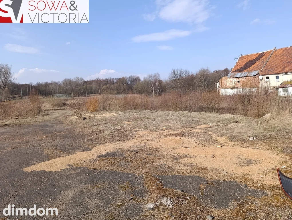 Na sprzedaż działka przemysłowo - usługowa o powierzchni  0,7358 ha w malowniczej, centralnej części Dziećmorowic w pobliżu Wałbrzycha. Działka znajduje się przy drodze asfaltowej, co zapewnia łatwy… - 4