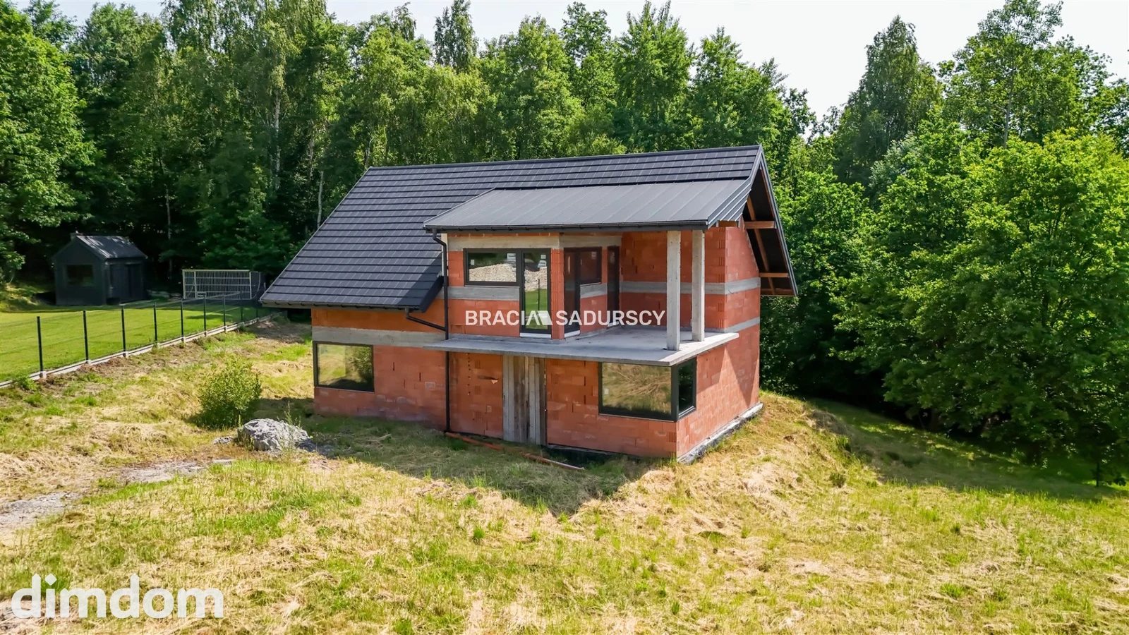 DOM POD LASEM NA WIDOKOWEJ DZIAŁCE