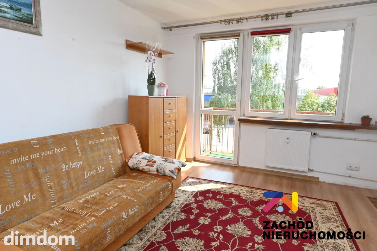 3 pokojowe mieszkanie na I piętrze z balkonem i możliwością kupna garażu ok 150m od bloku ( cena w pakiecie z mieszkaniem 70.000zł) , położone w Krośnie Odrzańskim przy ul. Pułaskiego 7.