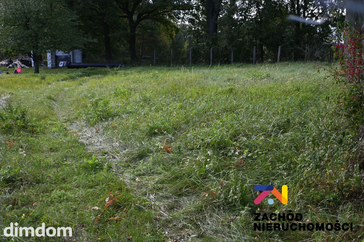 Na sprzedaż działka budowlana o powierzchni 1150m2, położona w miejscowości Sucha, zaledwie 12 km od centrum Zielonej Góry i tylko 7 km od centrum rekreacyjno- sportowego w Drzonkowie. - 2