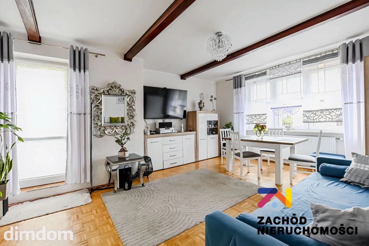 Na sprzedaż przestronny dom wolnostojący o powierzchni całkowitej 202,8 m2 usytuowany na działce o powierzchni 448 m2 zlokalizowany w prestiżowej części Zielonej Góry- Jędrzychów. Dom podpiwniczony.