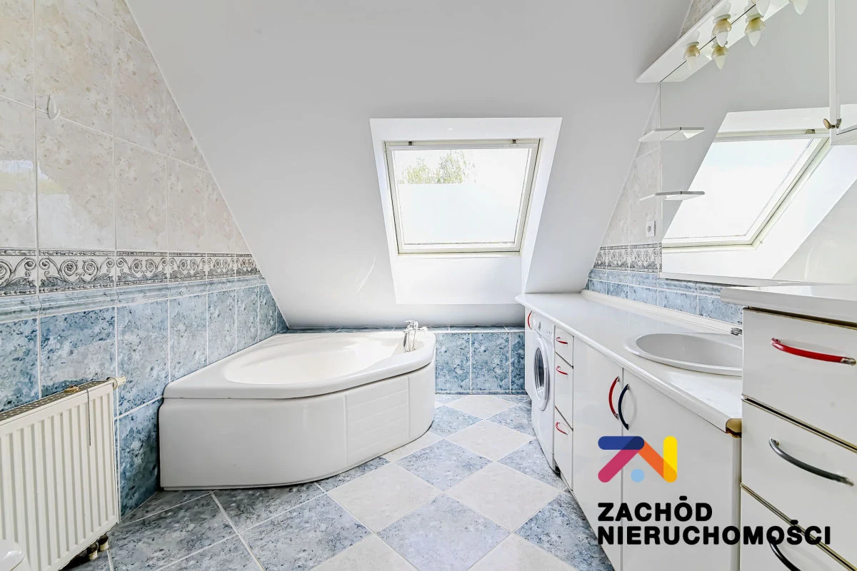 Przedstawiamy Państwu wyjątkową ofertę - jasne, przestronne i funkcjonalne trzy pokoje mieszkanie o powierzchni 65,10 m2 usytuowane na 3 piętrze w niskim, trzypiętrowym budynku. To doskonała propozyc… - 2