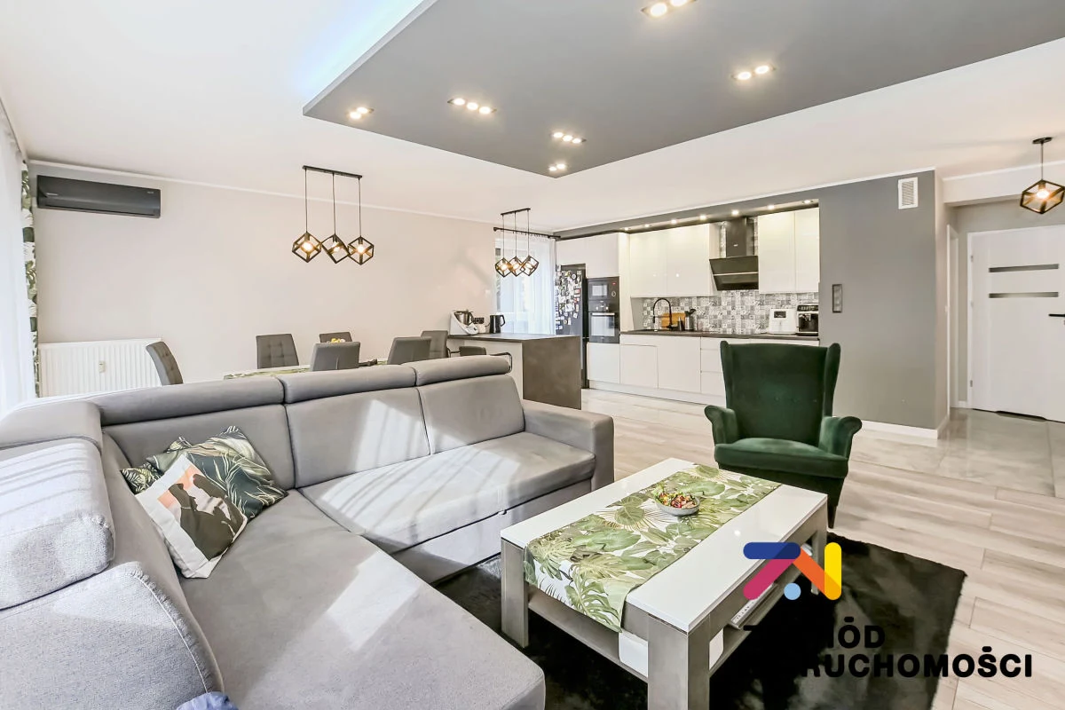 Na sprzedaż atrakcyjne, przestronne, jasne i ustawne mieszkanie 3 pokojowe o powierzchni 77 m2 usytuowane na parterze niskiego apartamentowca z windą i halą garażową zlokalizowanego przy ul. Emilii P… - 2