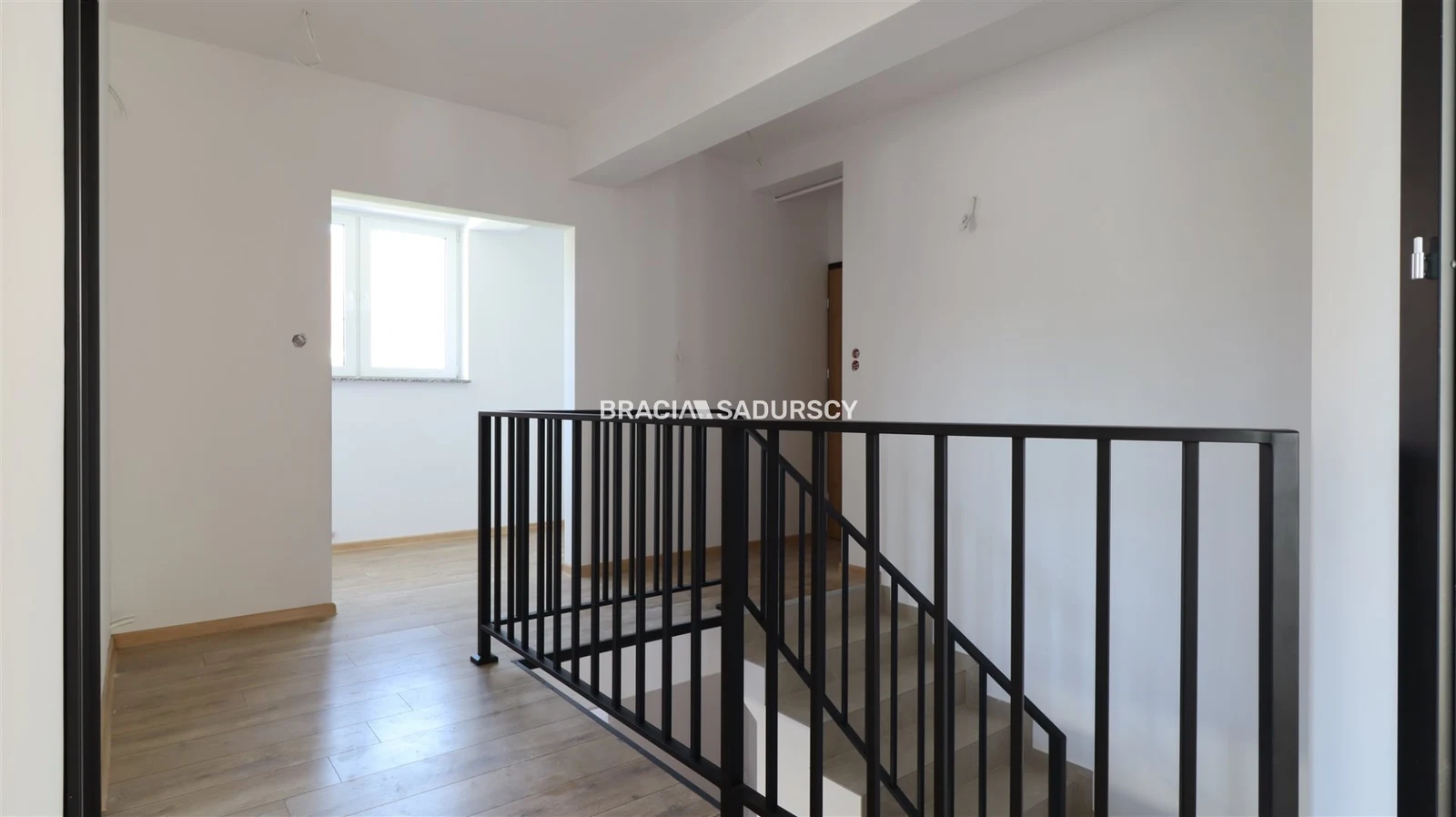Niepołomice dom w zabudowie bliźniaczej, zlokalizowany w cichej dzielnicy Niepołomic. Nieruchomość o powierzchni całkowitej około 270 m2 oraz powierzchni użytkowej 160 m2 usytuowana jest na całkowici… - 5