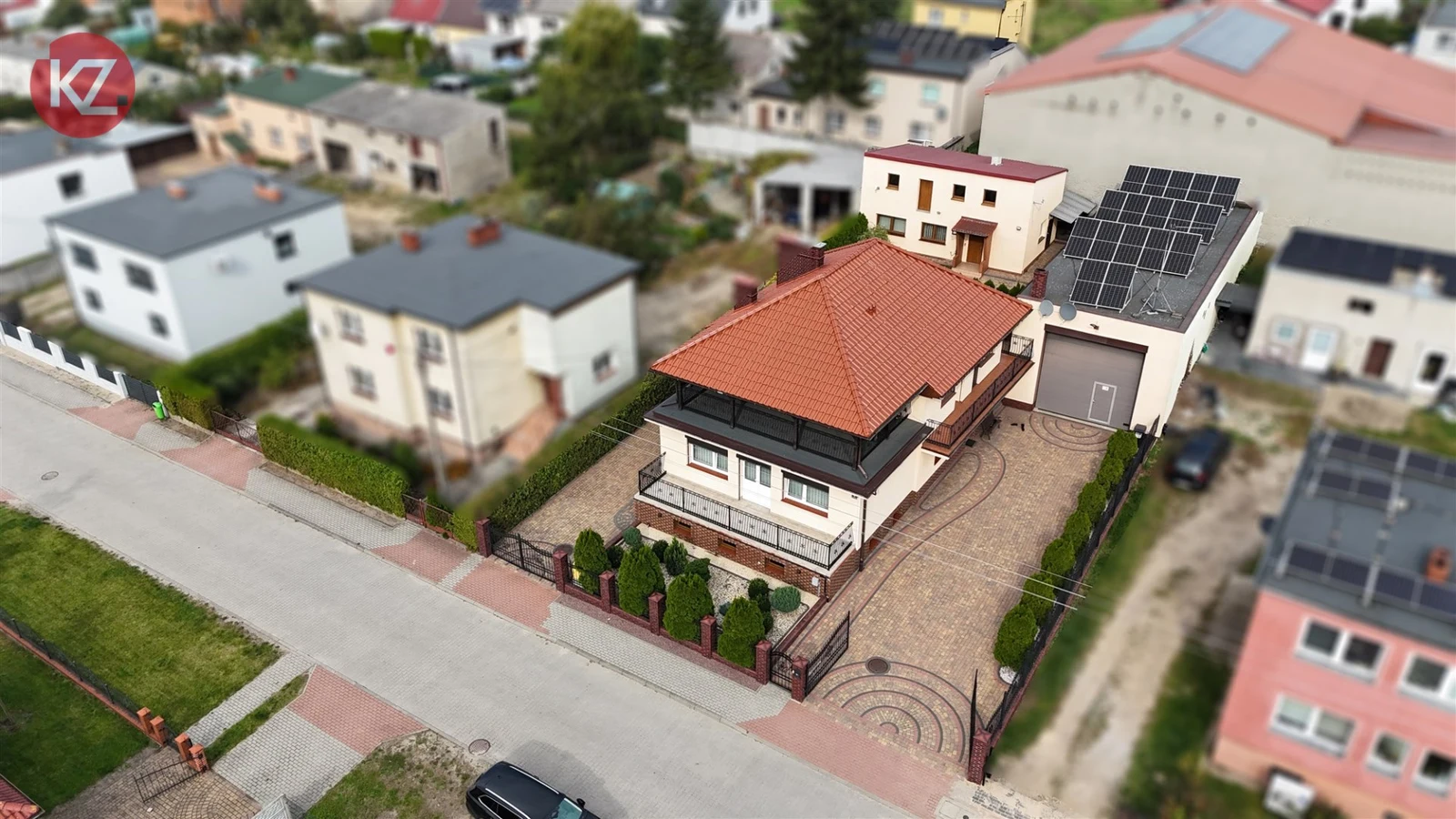 Dom wolnostojący z dużym garażem i budynkiem usługowym w  Białośliwiu. - 2